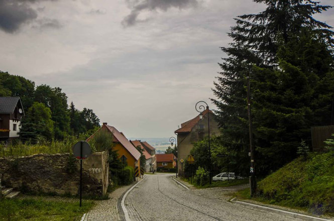 Cô gái đạp xe vòng quanh quê hương Ba Lan để du lịch