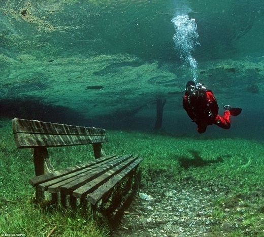 Kì lạ công viên biến thành hồ nước