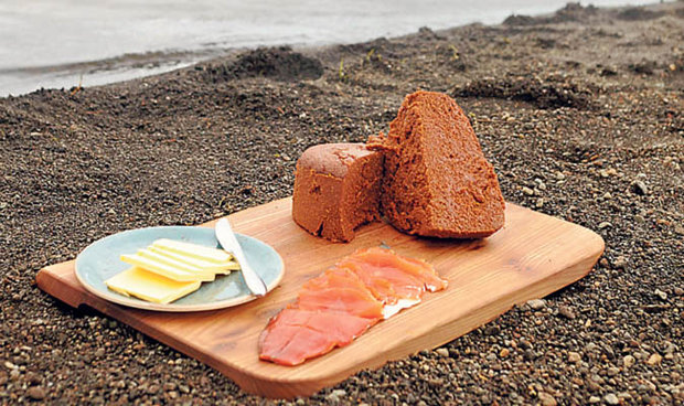 Thưởng thức bánh mì nướng dưới lòng đất tại Iceland