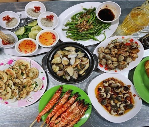 5 con đường ẩm thực đông nườm nượp ở Sài Gòn