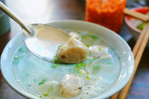 Quán bánh canh chả cá gần 20 năm nổi tiếng ở Nha Trang