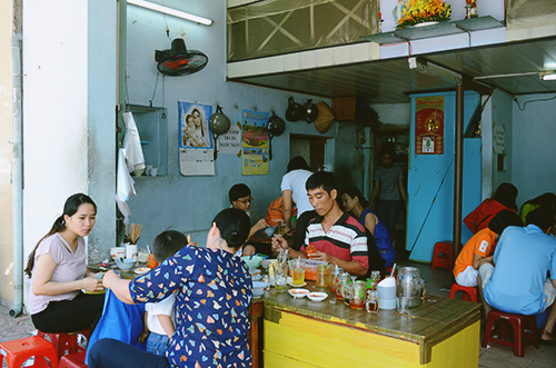 Quán bánh canh chả cá gần 20 năm nổi tiếng ở Nha Trang