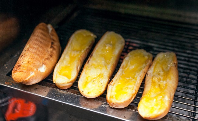3 phiên bản bánh mì cực lạ đang hot nhất Sài Gòn