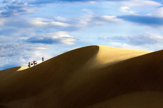 trượt cát mạo hiểm tại cồn cát quang phú – quảng bình