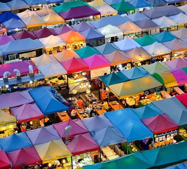 Kinh nghiệm đi chợ đêm Rod Fai Bangkok: Mua sắm, ăn chơi tới bến