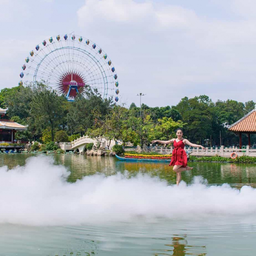 Hóa thần tiên lướt đi trên mặt nước cầu kính tàng hình HOT nhất Sài Gòn