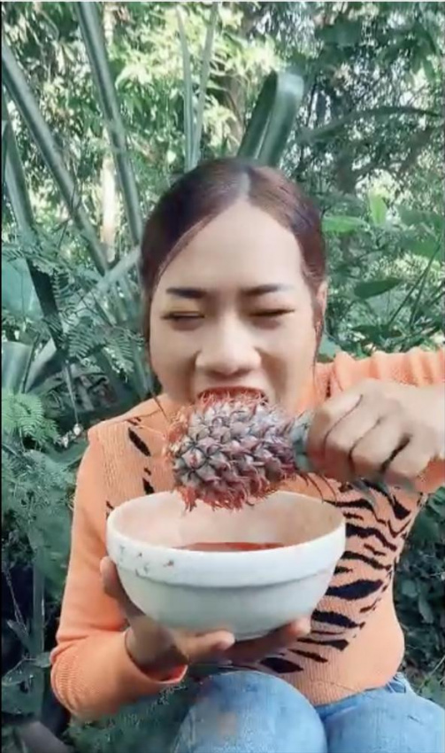 Cô gái Thái Lan gây sốc khi khẳng định phải ăn dứa cả vỏ