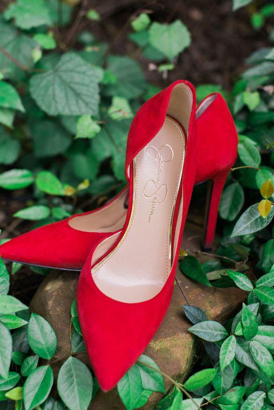 Phối đồ với giày cao gót màu đỏ tươi thế nào để đẹp “sang chảnh”?