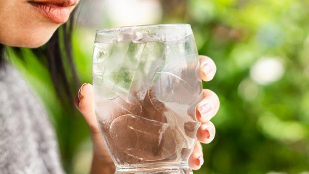 Thực hư việc uống nước lạnh bị đau bụng? Những khung giờ uống nước tốt cho cơ thể mà bạn nên biết!