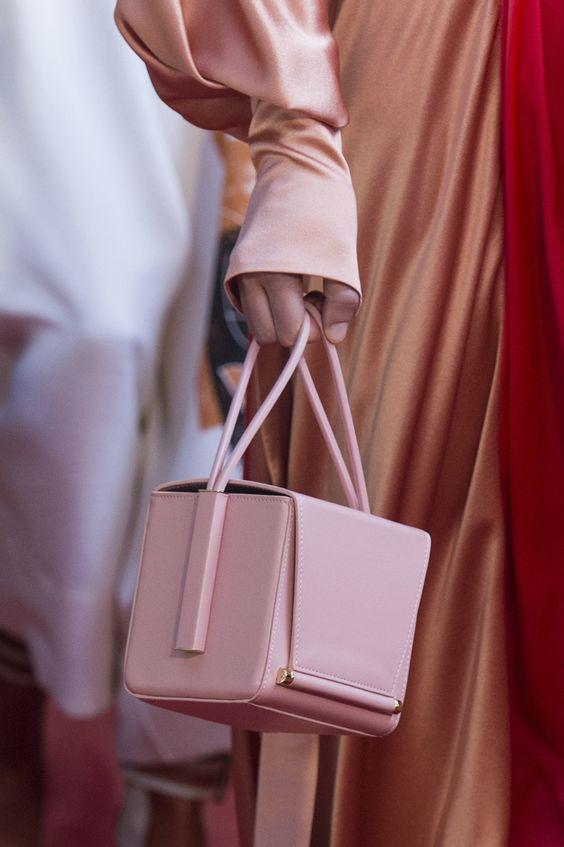 Cách phối đồ với túi xách màu hồng giúp bạn nữ tính hẳn