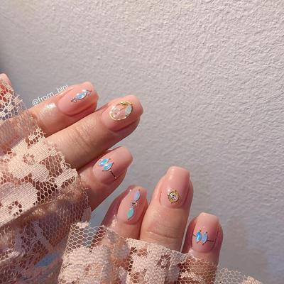 Mẫu nail Hàn Quốc đính đá đơn giản mang lại vẻ đẹp lung linh cho đôi tay của bạn. Với những chi tiết nhỏ đính trên bề mặt nail, bạn sẽ thấy mình trở nên nổi bật và thu hút hơn bao giờ hết. Hãy cùng tìm hiểu và làm thử những mẫu nail này nhé!