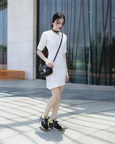 Đầm trắng phối với túi xách màu gì để mang đến sự thanh lịch cho các cô  nàng | ELLY - TOP 10 Thương Hiệu Nổi Tiếng Việt Nam