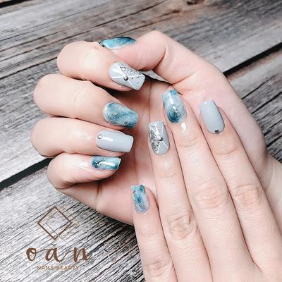Kiểu nail hè màu xanh dương:  Thời tiết hè đang đến, hãy thay đổi phong cách móng tay của bạn với một kiểu nail hè màu xanh dương đầy tươi tắn. Với sự kết hợp của những gam màu tươi sáng, kiểu nail này sẽ khiến cho đôi tay của bạn trông thật nổi bật.