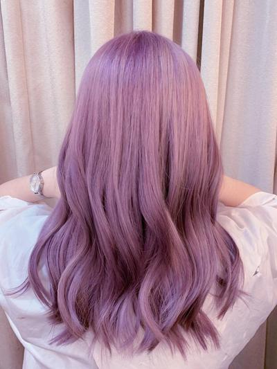 Hãy khám phá vẻ đẹp đầy phóng khoáng và mới mẻ của kiểu tóc màu tím khói lavender. Với sắc màu độc đáo này, bạn sẽ chắc chắn thu hút mọi ánh nhìn trong mỗi bức ảnh của mình.