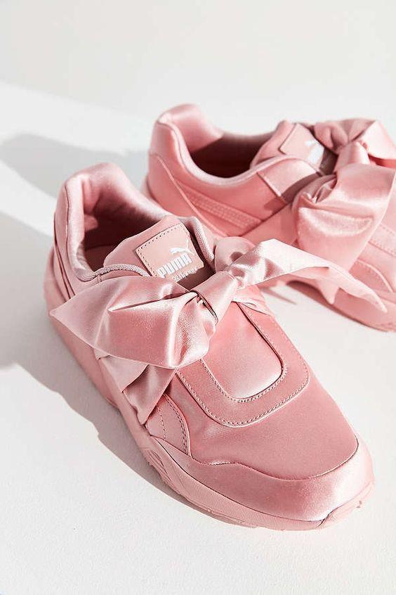 Làm sao để phối đồ với giày thể thao màu hồng để giúp mình thêm xuất sắc