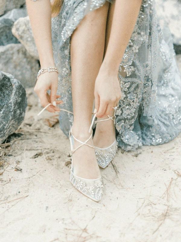 Cô dâu nên đi giày gì? Đây là những kiểu giày nhất định cô dâu nào cũng mê