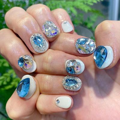  xu huong (635),  lam dep (995),  nails (188),  son mong tay (101), không thể rời mắt khỏi những mẫu nail đính đá đơn giản mà đẹp cho nàng năm nay
