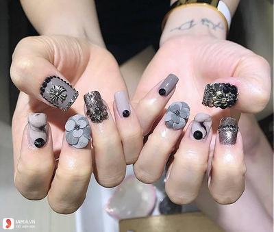  xu huong (635),  lam dep (995),  nails (188),  son mong tay (101), top những mẫu nail đính đá từ sang chảnh đến bình dân mà bạn cần tham khảo