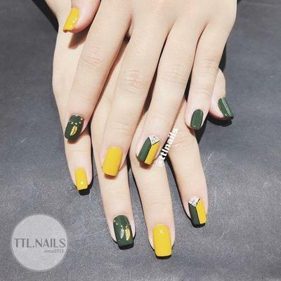  nails (188),  lam dep (995),  son mong tay (101),  xu huong (635), những mẫu nail màu vàng đẹp mang lại may mắn quanh năm