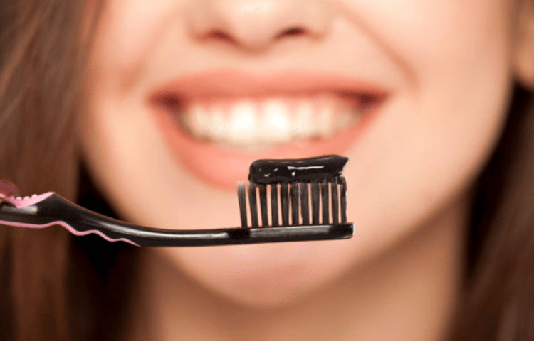 Than hoạt tính làm trắng răng - Phương pháp đơn giản mà hiệu quả có lẽ bạn chưa biết