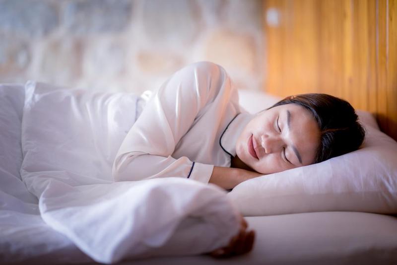 Cải thiện tinh thần và sức khỏe bằng cách loại bỏ ngay 5 thói quen xấu trước khi đi ngủ