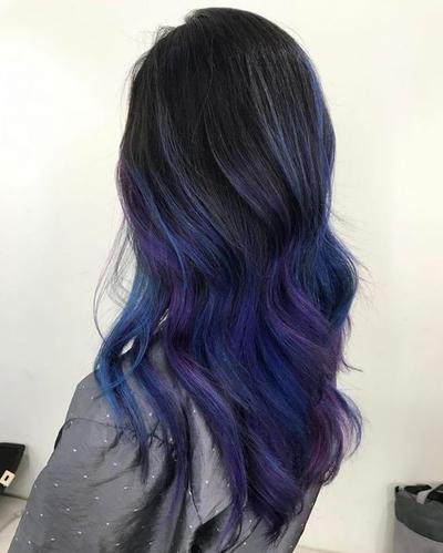 Bạn thích sự mới lạ và nổi bật? Hãy tô điểm cho mái tóc của bạn bằng màu tím xanh đang rất hot hiện nay. Nhìn sắc màu này trên tóc sẽ khiến bạn cảm thấy đẹp hơn và tự tin hơn.