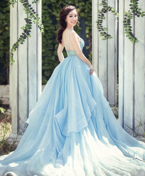 Hóa thân thành nàng dâu lộng lẫy trong chiếc váy cưới màu xanh