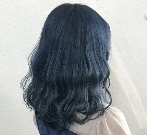 nhuộm tóc màu xanh đen có cần tẩy không?