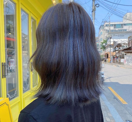 nhuộm tóc màu xanh dương đen khói có cần tẩy tóc?