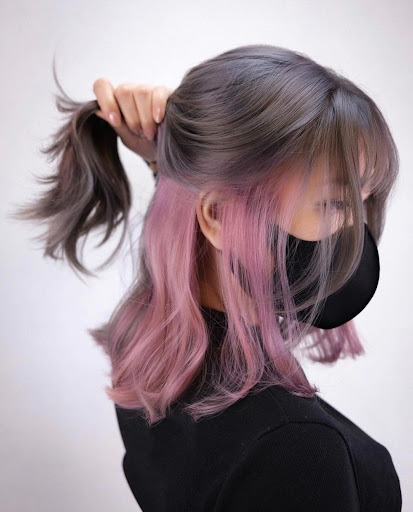 Để tạo ấn tượng mới lạ cho mái tóc của bạn, tôi xin giới thiệu đến bạn kiểu nhuộm gáy hồng. Với màu sắc tươi trẻ và nổi bật, tóc của bạn sẽ được kêu gọi mọi ánh nhìn và trở nên độc đáo hơn bao giờ hết. Hãy nhấn vào hình ảnh để khám phá thêm về kiểu tóc này.