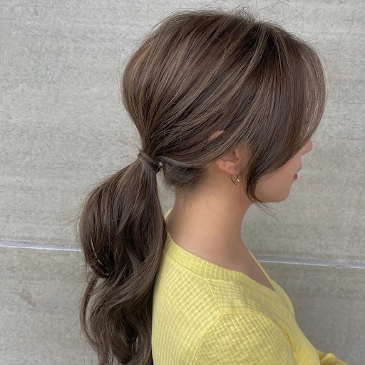 Buộc tóc đuôi ngựa Hàn Quốc là kiểu tóc trẻ trung và năng động. Hình ảnh này sẽ giúp bạn biến hóa đuôi ngựa Hàn Quốc theo phong cách của riêng mình. Để có một mái tóc thật nữ tính, thật xinh đẹp thì hãy click ngay để xem hình này!