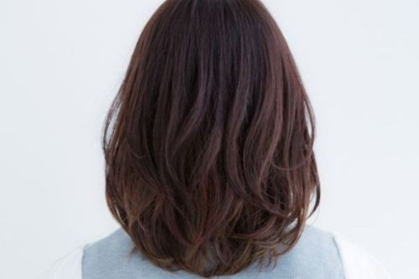 top 10 kiểu tóc duỗi chiếc lá đẹp dịu dàng quý phái cho chị em