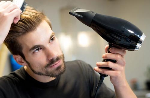 Để có được kiểu tóc short quiff hoàn hảo, bạn cần biết cách vuốt tóc sao cho đúng kỹ thuật. Sử dụng sản phẩm dưỡng tóc và cạo sạch lông tóc ở bên trong tai để tạo nên kiểu tóc cực kỳ ngầu. Chắc chắn sẽ khiến bạn nổi bật hơn trong mọi dịp.
