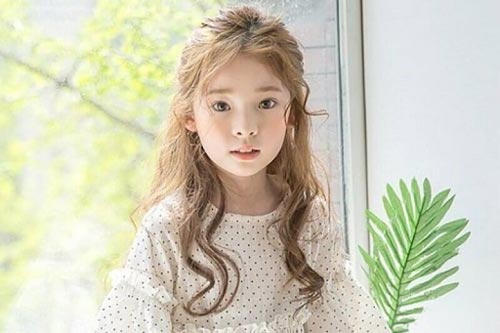 Tóc xoăn cho bé gái đẹp và đáng yêu - QuanTriMang.com