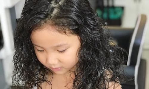 20+ kiểu tóc xoăn cho bé gái 5 – 7 tuổi “siêu cấp” dễ thương