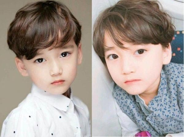 Kiểu tóc xoăn Hàn Quốc cho bé trai đang trở thành xu hướng và được nhiều bậc phụ huynh yêu thích. Chúng tôi giới thiệu đến bạn những mẫu tóc xoăn Hàn Quốc cho bé trai, sẽ mang đến vẻ ngoài đầy phong cách và sáng tạo cho con của bạn.
