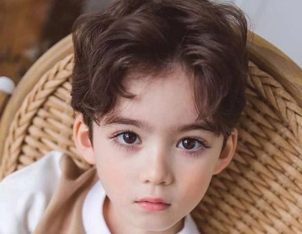 Tóc xoăn Hàn Quốc là xu hướng mới nhất cho các chàng nhóc. Dễ thương và sành điệu, đây là một lựa chọn tuyệt vời cho bé trai của bạn. Hãy xem những kiểu tóc xoăn Hàn Quốc đẹp cho bé trai trên hình ảnh.