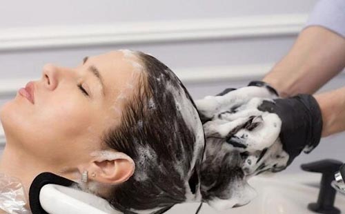 Nhuộm tóc nên để tóc dơ hay sạch? Hạn chế ảnh hưởng của thuốc nhuộm