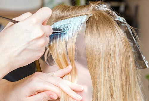 nhuộm tóc nên để tóc dơ hay sạch? hạn chế ảnh hưởng của thuốc nhuộm