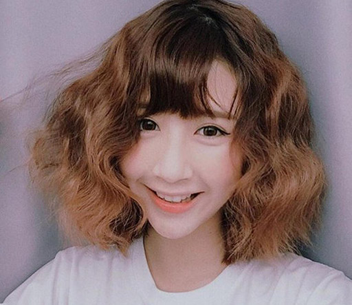 Bạn muốn thử kiểu tóc xoăn lọn nhỏ trẻ trung và xinh đẹp như các cô nàng Hàn Quốc? Đừng ngần ngại, bấm vào hình ảnh để đắm chìm cùng tóc xoăn đáng yêu này ngay thôi!