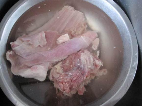 Đừng chỉ rửa thịt lợn với nước trắng, có 1 cách giúp thịt sạch thơm