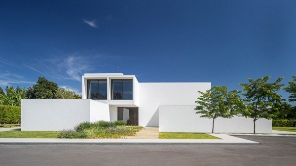 Ngắm dinh thự trắng ở Brazil với thiết kế khối hộp xếp chồng