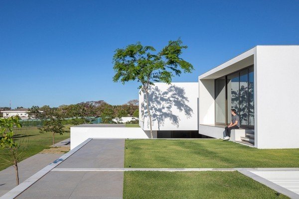 , ngắm dinh thự trắng ở brazil với thiết kế khối hộp xếp chồng