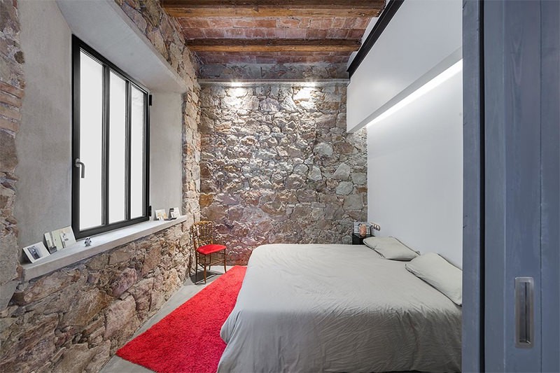 Trang trí phòng ngủ độc đáo với tường đá và gạch thô