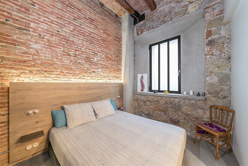 , trang trí phòng ngủ độc đáo với tường đá và gạch thô