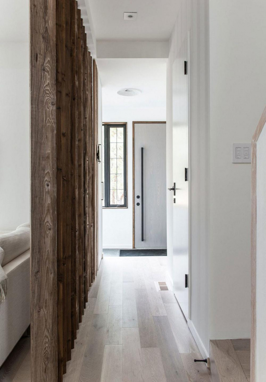 , bản hòa ca tuyệt vời giữa vật liệu gỗ và nội thất tông trắng trong ngôi nhà 2 tầng ở toronto