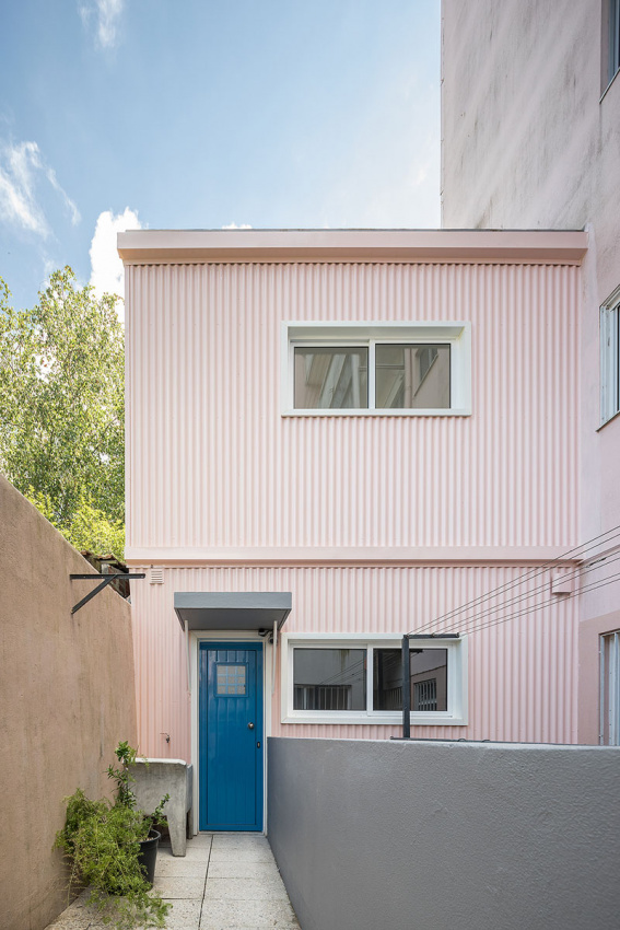 , ngôi nhà nhỏ quá đỗi xinh xắn được điểm tô bởi gam xanh pastel nhẹ nhàng