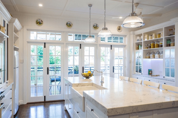 Đảo bếp màu trắng mang lại vẻ đẹp hiện đại cho không gian nấu nướng