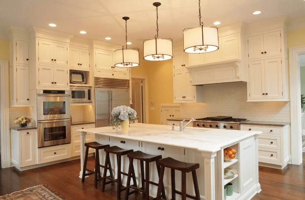 , đảo bếp màu trắng mang lại vẻ đẹp hiện đại cho không gian nấu nướng