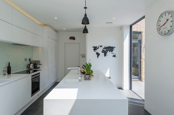 , đảo bếp màu trắng mang lại vẻ đẹp hiện đại cho không gian nấu nướng